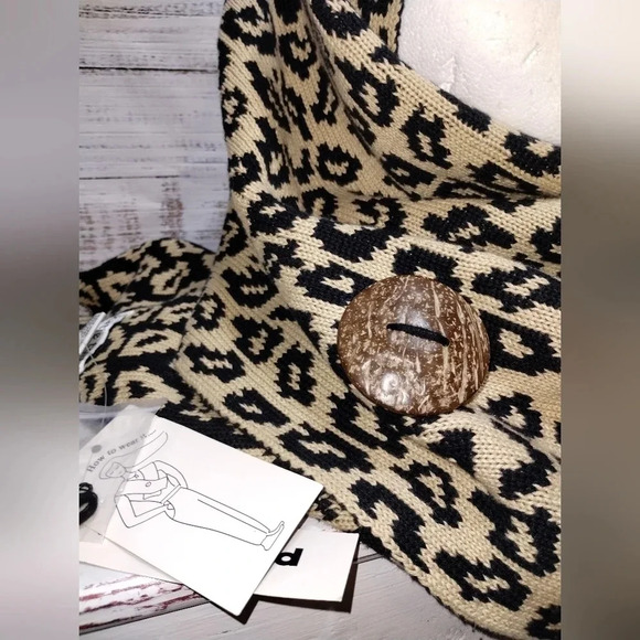Katie Todd Leopard Scarf One Size Buttons Wrap‎ Thick Cozy Warm Winter Animal - Picture 2 of 6